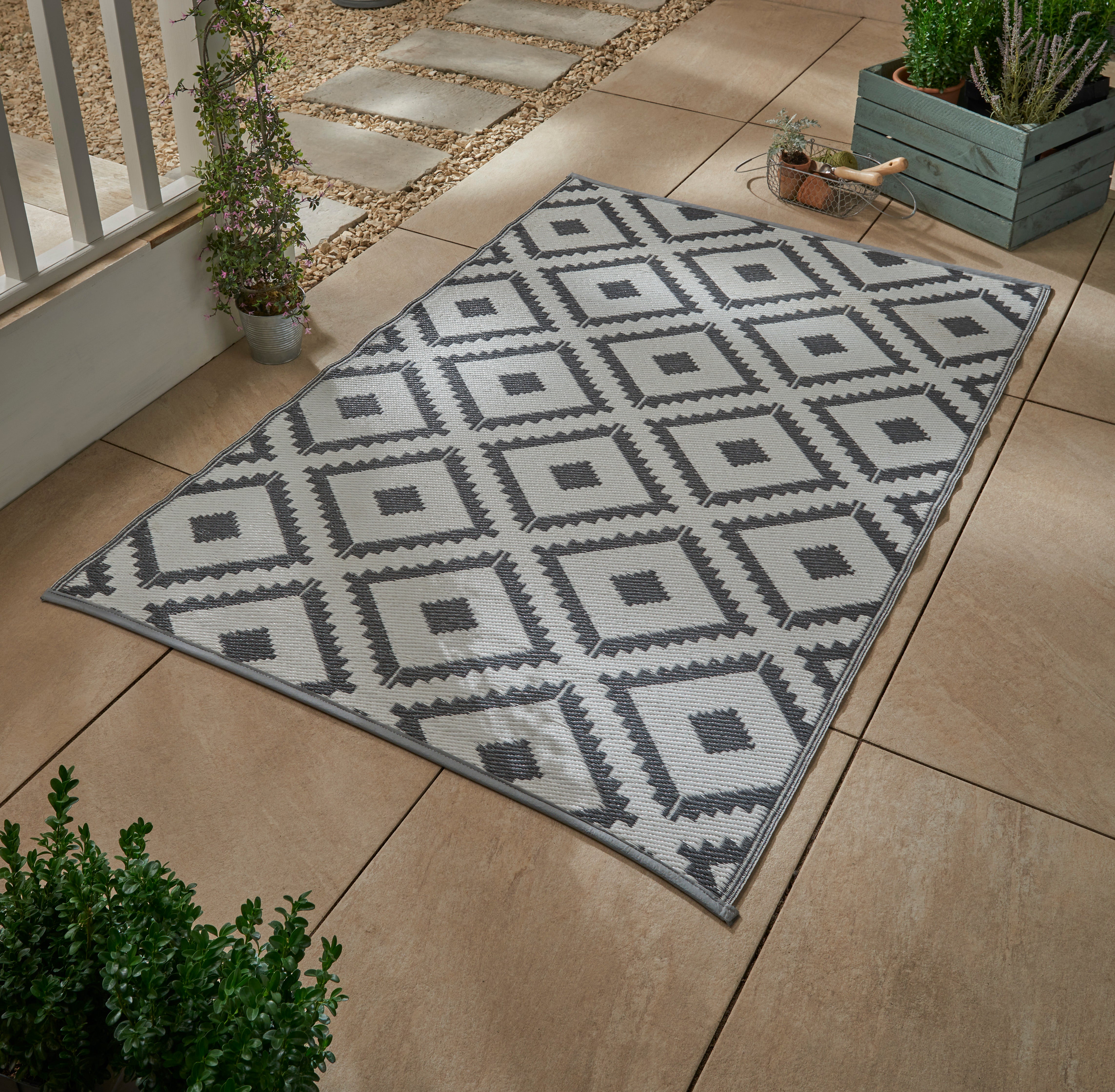 Maroc Geo Plastic Outdoor Mat Black | Compare The Build