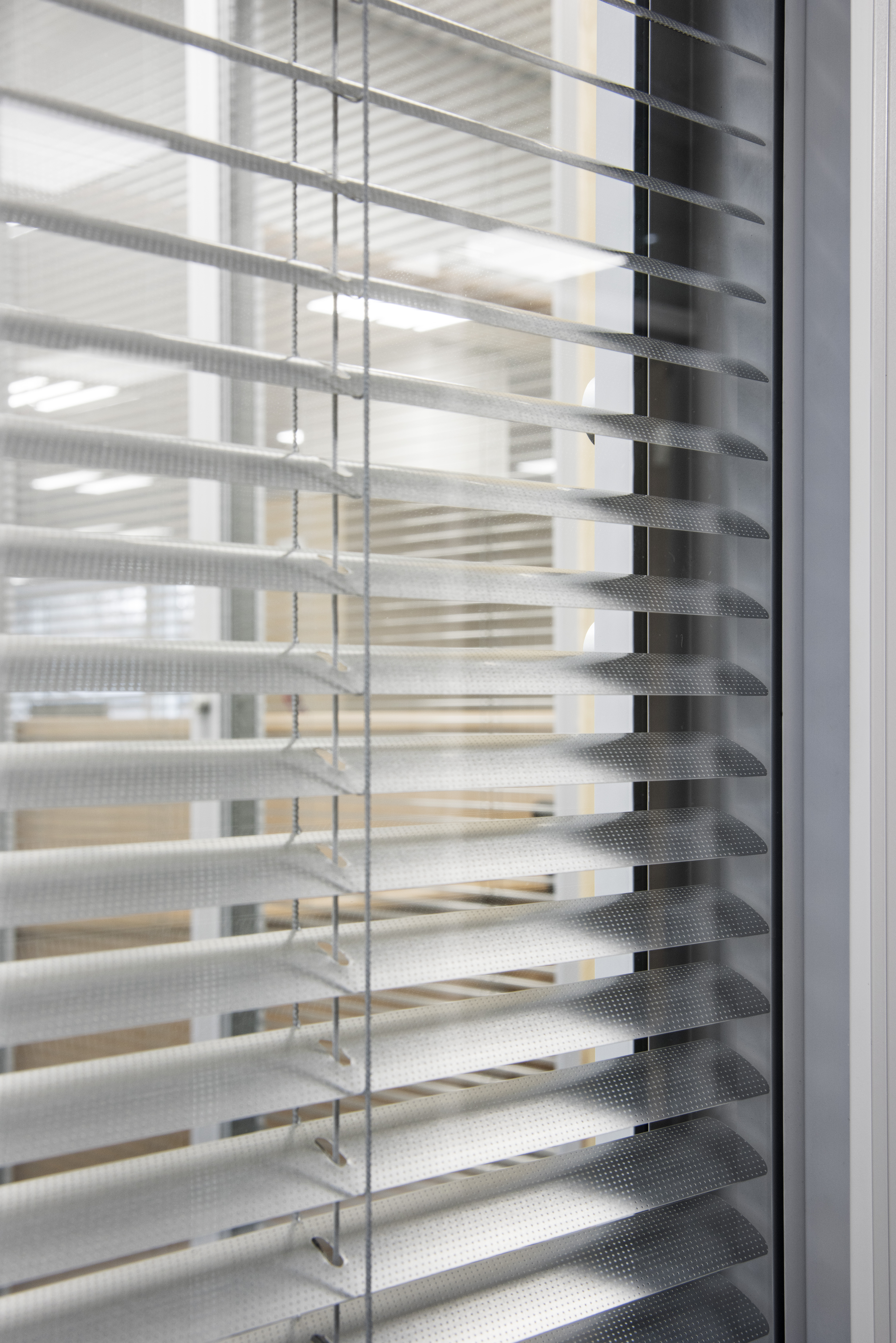 25mm slat Venetian Blind 900mm wide x 2400mm Tall (Brushed Chrome 8433) Price Comparisons | Compare The Build