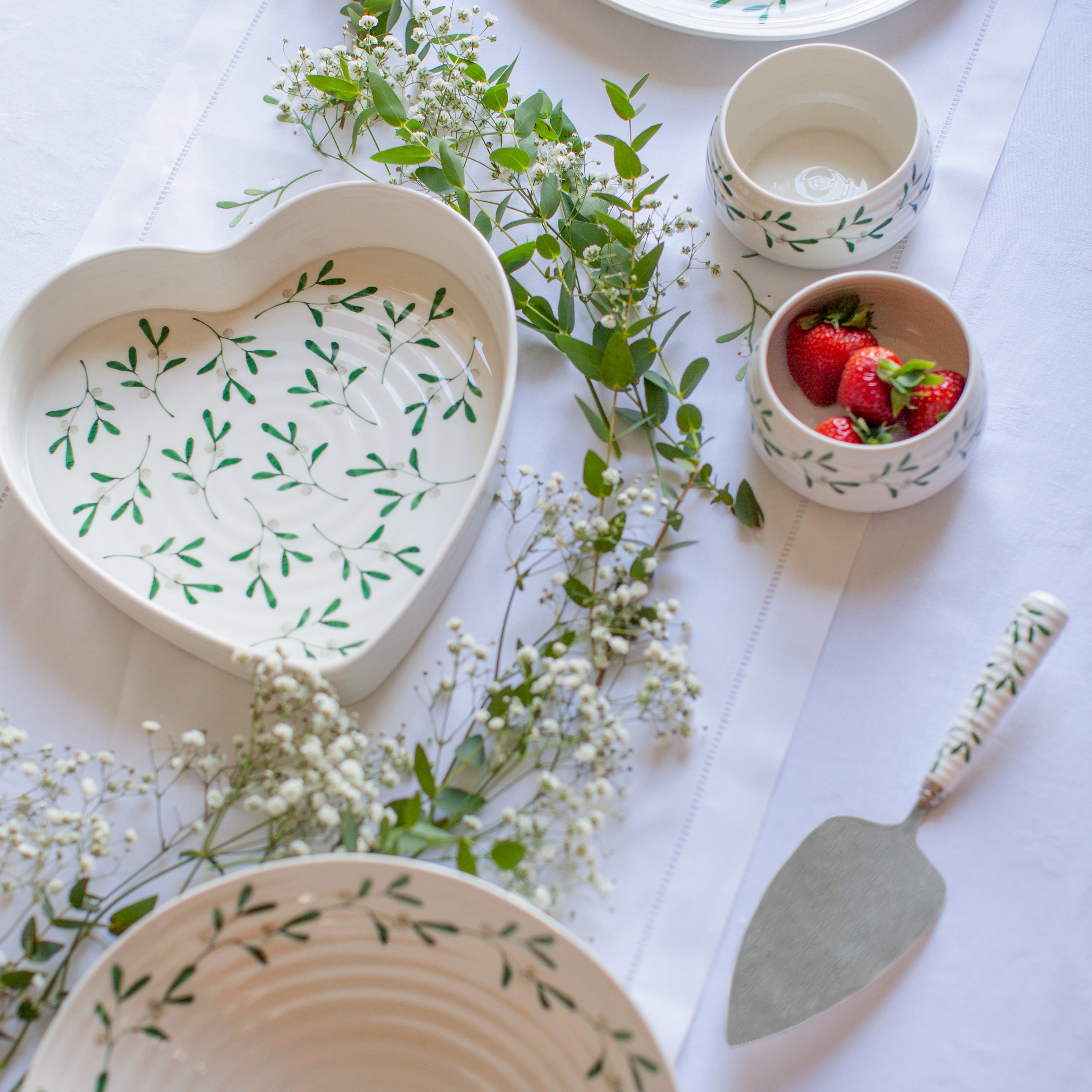 Sophie Conran Mistletoe Heart Baking Dish White | Compare The Build