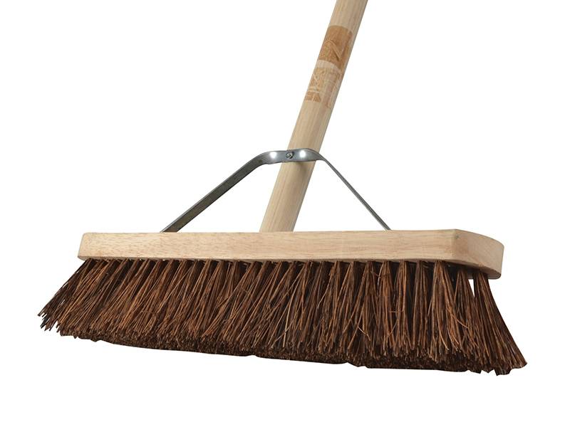 Faithfull FAIBRBAS18H Stiff Bassine Broom 450mm (18in) + Handle & Stay | Compare The Build