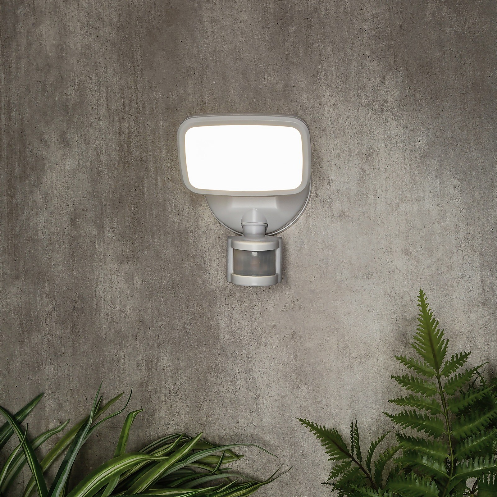 Lynn LED Outdoor Flood Light with PIR Sensor (IP65) - White | Compare The Build