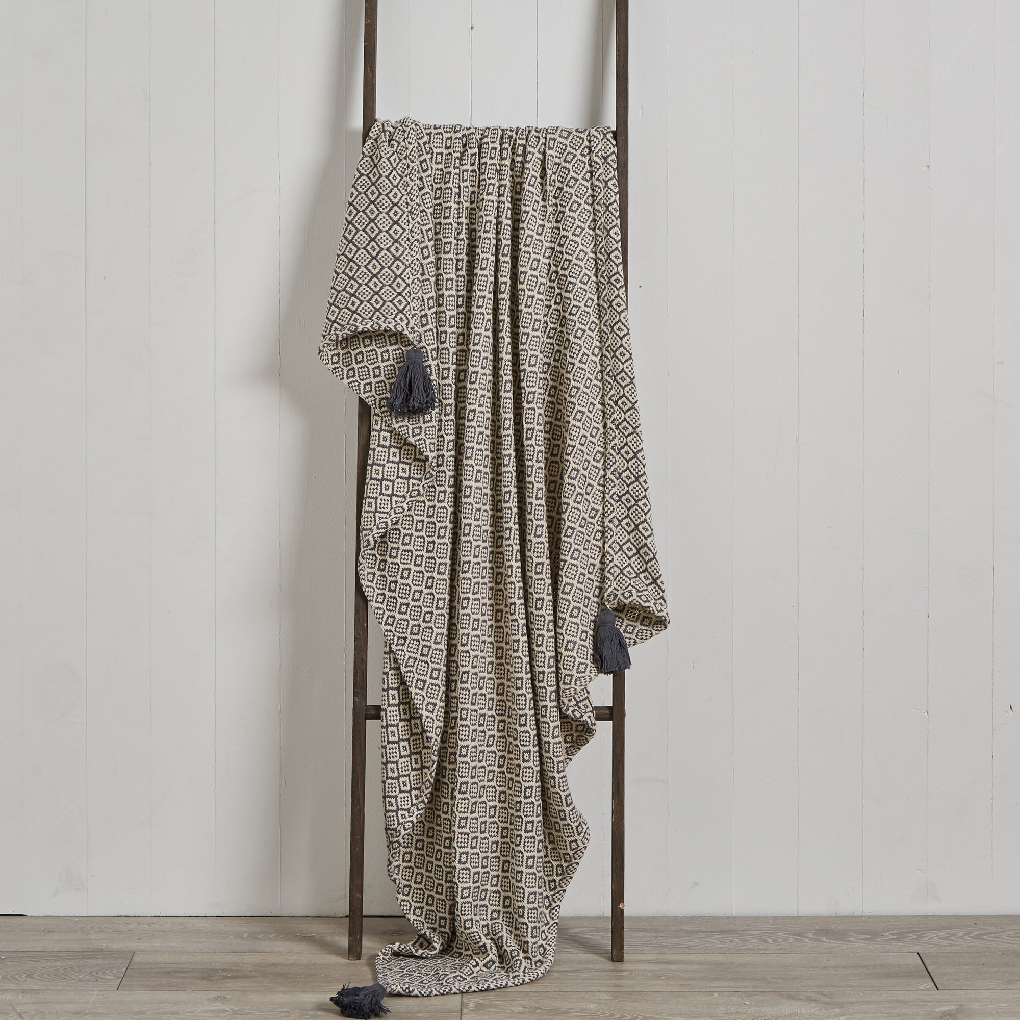 Diamond Tassle 130cm x 180cm Throw Black Price Comparisons | Compare The Build
